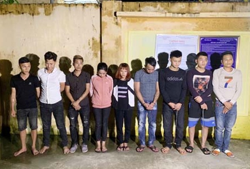 Gần chục thanh niên nam nữ rủ nhau vào quán karaoke sử dụng ma túy - 1
9 thanh niên rủ nhau vào quán karaoke sử dụng ma túy.