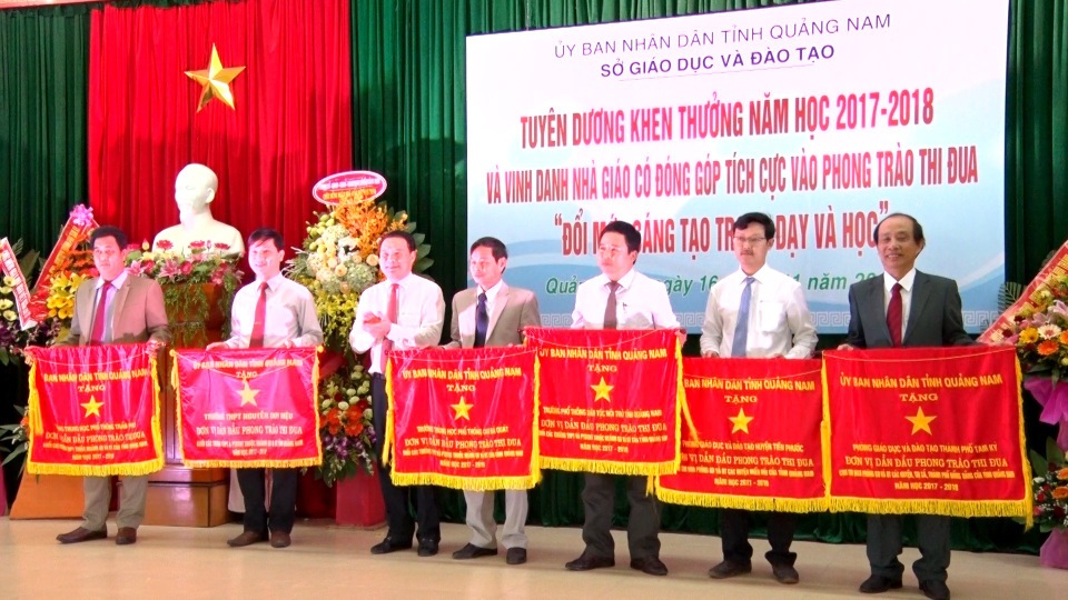 Quảng Nam: Tuyên dương, khen thưởng các nhà giáo tiêu biểu - 2 Lãnh đạo tỉnh Quảng Nam tặng Cờ thi đua xuất sắc cho các đơn vị