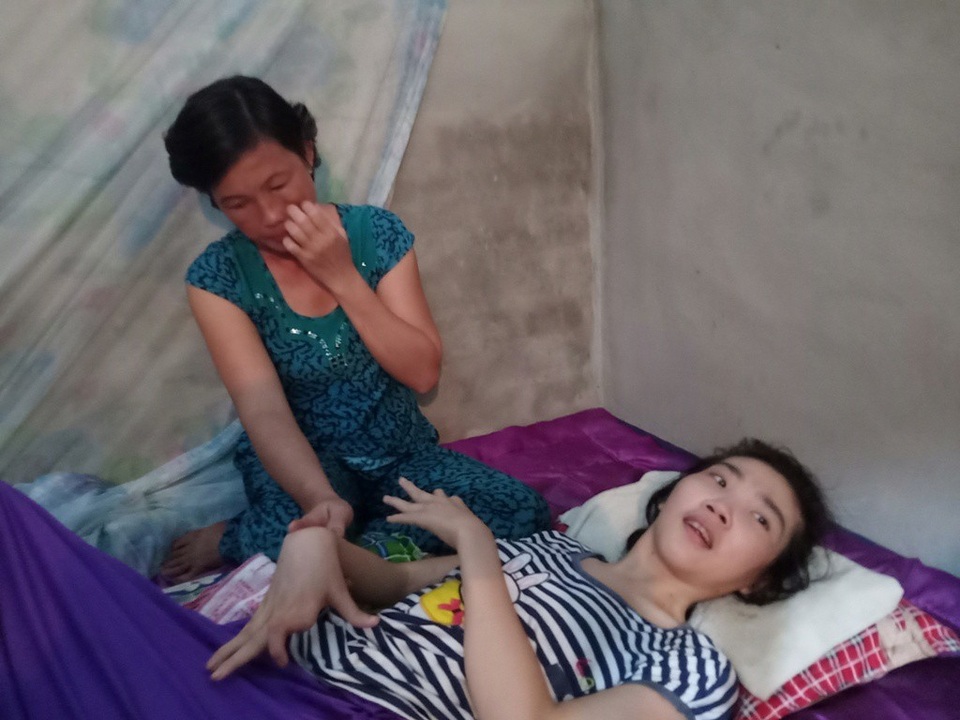 Thầy giáo nghèo quặn thắt nhìn hai con lần lượt nằm liệt giường - 2 Bà Trần Thị Thương chỉ biết khóc khi chứng kiến hai con lần lượt nằm liệt một chỗ.