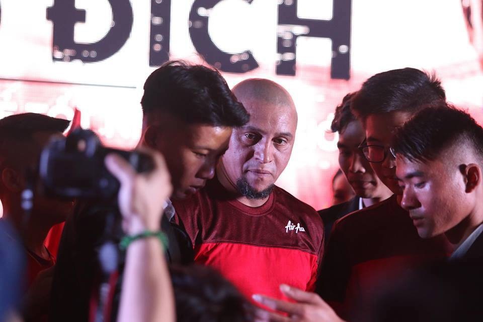 Công Vinh thân thiện bên Roberto Carlos - 1
Roberto Carlos tới Việt Nam theo dõi trận đấu giữa Việt Nam và Malaysia trong khuôn khổ AFF Cup 2018