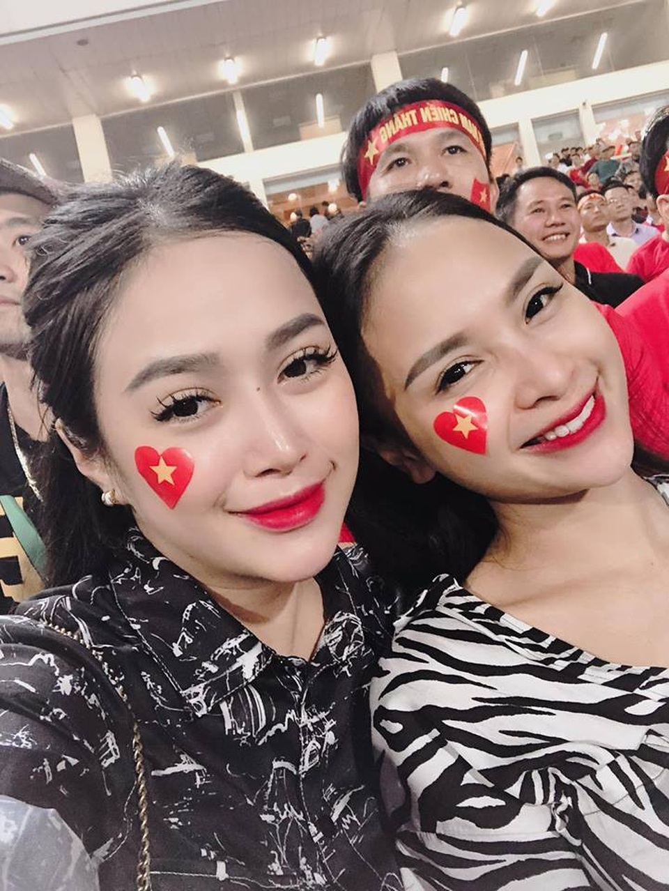 Cổ động viên xinh đẹp liên tục "lên sóng" trực tiếp trận Việt Nam - Malaysia - 7 Trang và bạn chụp ảnh tại SVĐ Mỹ Đình