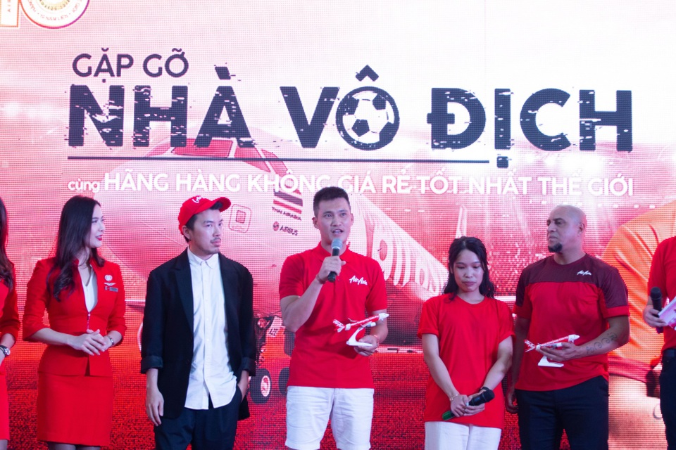 Công Vinh thân thiện bên Roberto Carlos - 2
Cựu danh thủ 45 tuổi và Tiền đạo Việt Nam Lê Công Vinh có buổi giao lưu cùng khán giả