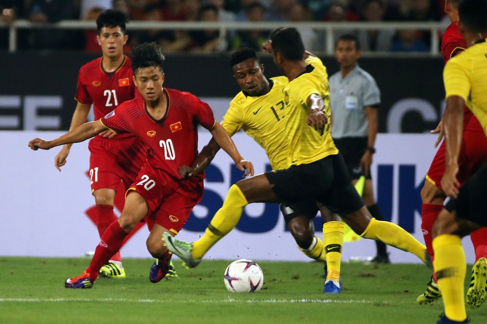 Việt Nam 2-0 Malaysia: Công Phượng, Anh Đức chói sáng - 7
Malaysia thể hiện sự quyết tâm cao đội dù phải chơi tại Mỹ Đình - Ảnh: Gia Hưng