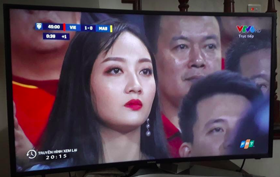 Cổ động viên xinh đẹp liên tục "lên sóng" trực tiếp trận Việt Nam - Malaysia - 11 Cổ động viên xinh đẹp liên tục "lên sóng" trực tiếp trận Việt Nam - Malaysia - 11