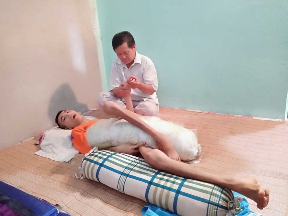 Thầy giáo nghèo quặn thắt nhìn hai con lần lượt nằm liệt giường - 1 Năm 2016, đứa con trai Văn Thành Thống đang học lớp 10, bất ngờ ngã bệnh rồi cơ thể suy nhược sau đó nằm liệt một chỗ cho đến nay.