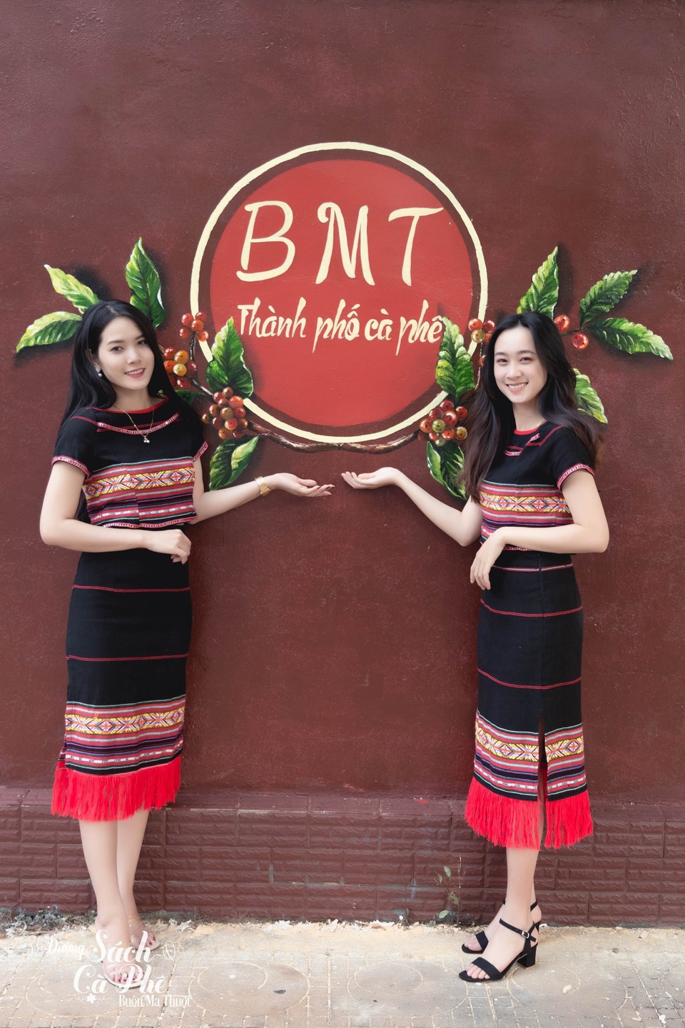 Đường sách cà phê Buôn Ma Thuột điểm “check - in” mới của giới trẻ phố núi - 1 Tuyến Đường sách cà phê Buôn Ma Thuột là nơi nhiều bạn trẻ chọn để chụp ảnh