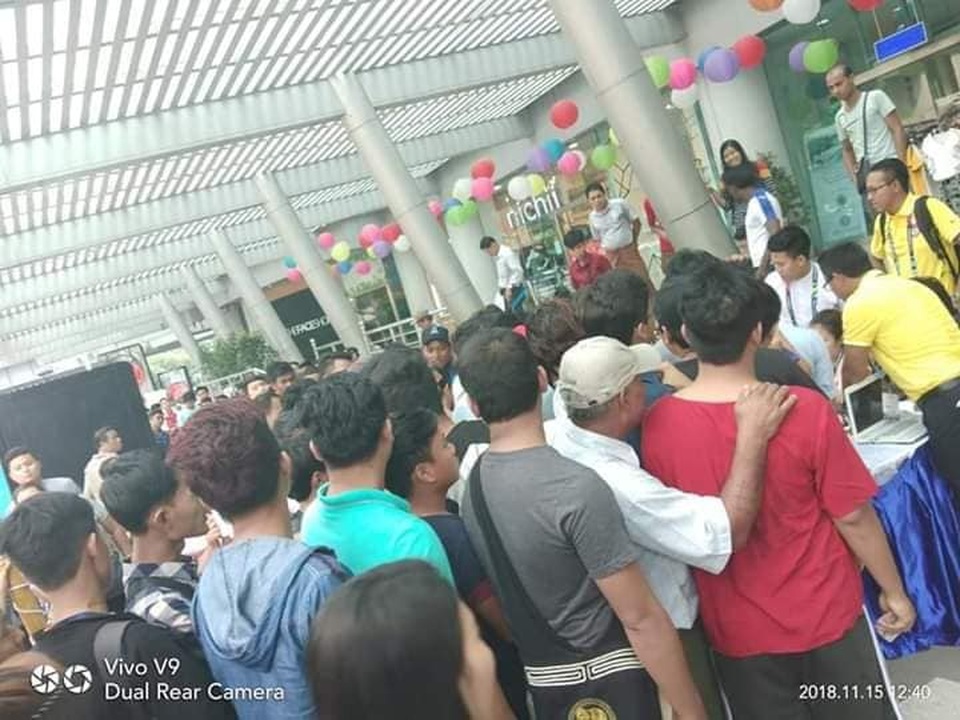 Giá vé cực rẻ, CĐV Myanmar xếp hàng dài mua vé ở trận Việt Nam - 3 Giá vé cực rẻ, CĐV Myanmar xếp hàng dài mua vé ở trận Việt Nam - 3