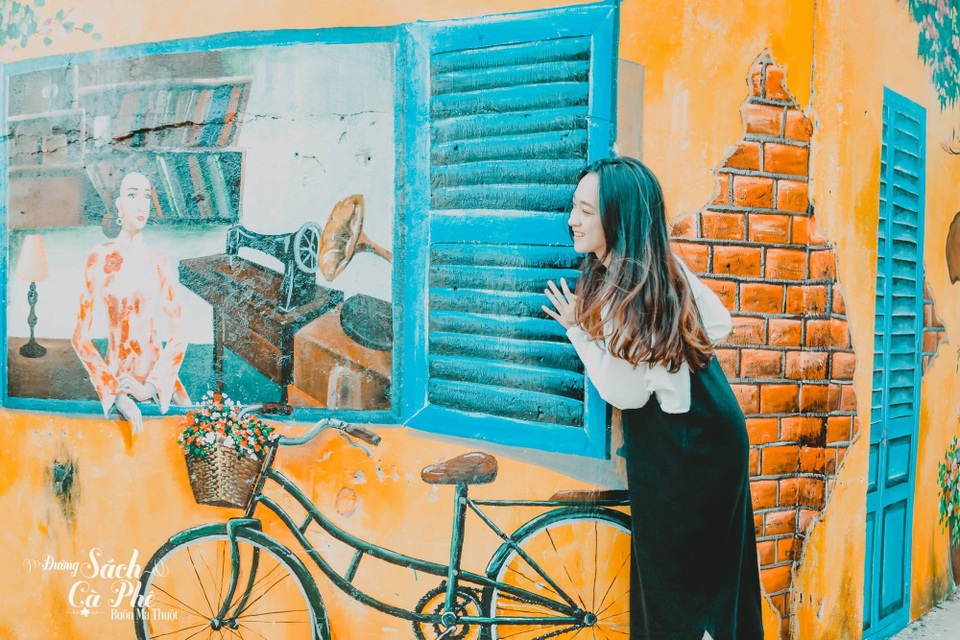 Đường sách cà phê Buôn Ma Thuột điểm “check - in” mới của giới trẻ phố núi - 3 Có 19 bức tranh được vẽ dọc tuyến đường khoảng 100m