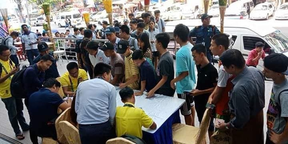 Giá vé cực rẻ, CĐV Myanmar xếp hàng dài mua vé ở trận Việt Nam - 2 Giá vé cực rẻ, CĐV Myanmar xếp hàng dài mua vé ở trận Việt Nam - 2