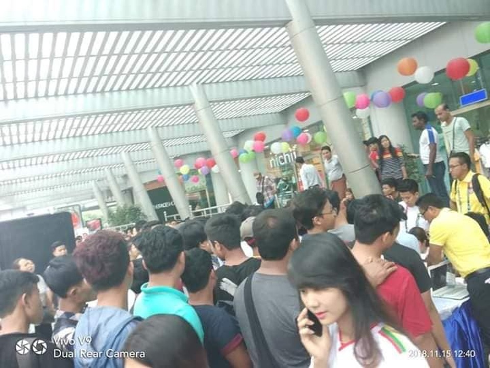 Giá vé cực rẻ, CĐV Myanmar xếp hàng dài mua vé ở trận Việt Nam - 4 Giá vé cực rẻ, CĐV Myanmar xếp hàng dài mua vé ở trận Việt Nam - 4