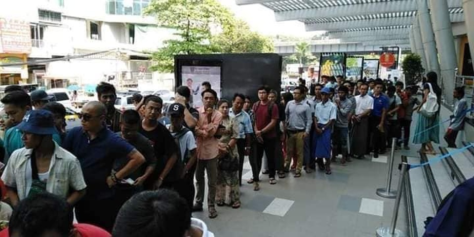 Giá vé cực rẻ, CĐV Myanmar xếp hàng dài mua vé ở trận Việt Nam - 1 Giá vé cực rẻ, CĐV Myanmar xếp hàng dài mua vé ở trận Việt Nam - 1