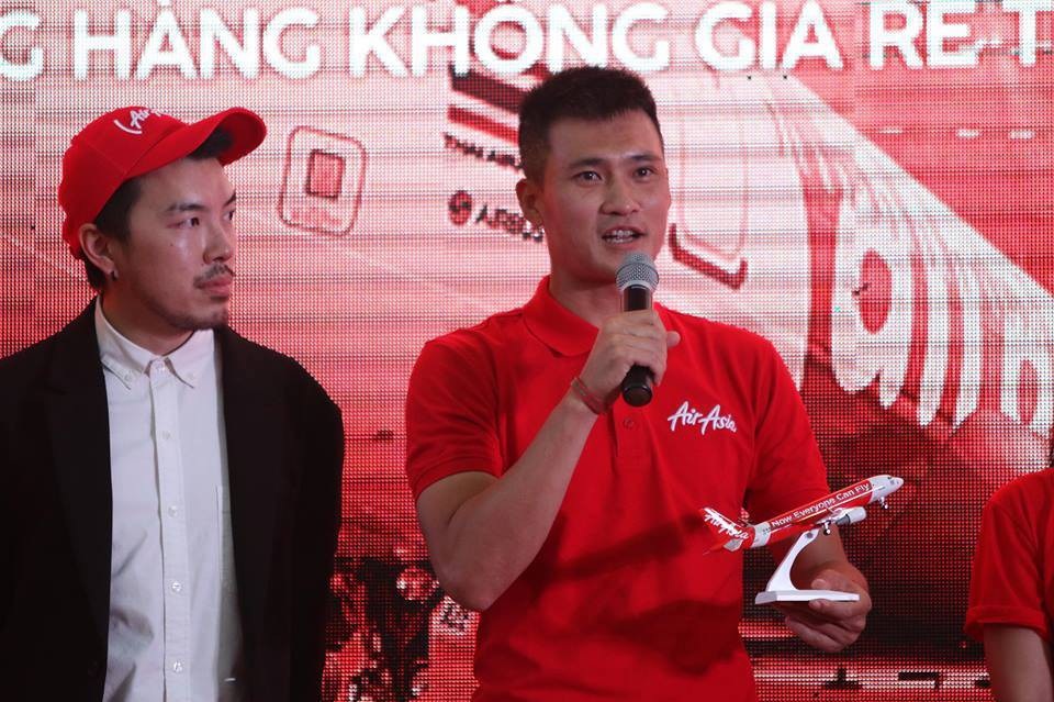 Công Vinh thân thiện bên Roberto Carlos - 4
Roberto Carlos cùng với Công Vinh, người đóng vai trò quan trọng trong đội tuyển Việt Nam tại AFF Cup năm 2008 truyền cảm hứng cho thế hệ trẻ Việt Nam, chia sẻ hành trình thời ấu thơ nghèo khó để chơi bóng đá chuyên nghiệp và trở thành những nhà vô địch trong thế hệ của chính họ.