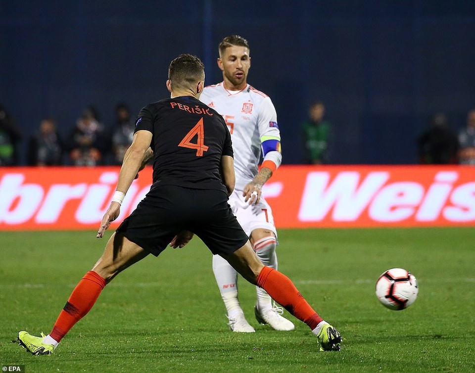 Croatia 3-2 Tây Ban Nha: Chiến thắng nghẹt thở - 14
Perisic và Ramos trong một tình huống tranh bóng