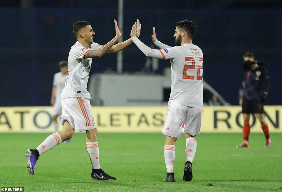 Croatia 3-2 Tây Ban Nha: Chiến thắng nghẹt thở - 10
Isco chia vui cùng Ceballos