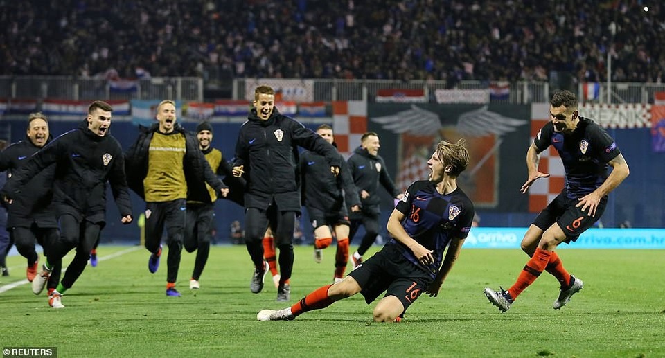 Croatia 3-2 Tây Ban Nha: Chiến thắng nghẹt thở - 7
Niềm vui của Croatia sau chiến thắng nghẹt thở