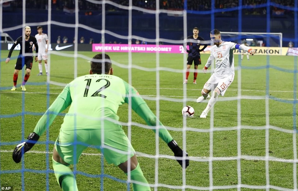 Croatia 3-2 Tây Ban Nha: Chiến thắng nghẹt thở - 6
Ramos gỡ hòa 2-2 trên chấm phạt đền