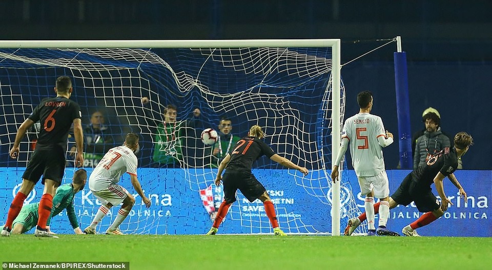 Croatia 3-2 Tây Ban Nha: Chiến thắng nghẹt thở - 4
Jedvaj trong tình huống ấn định tỷ số 3-2 cho Croatia