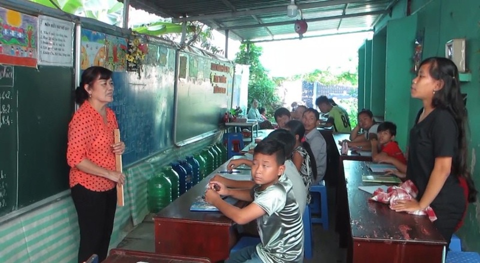 Cô giáo gần 20 năm dạy chữ miễn phí cho trẻ mồ côi, khuyết tật - 1 Lớp học tình thương của cô Nga
