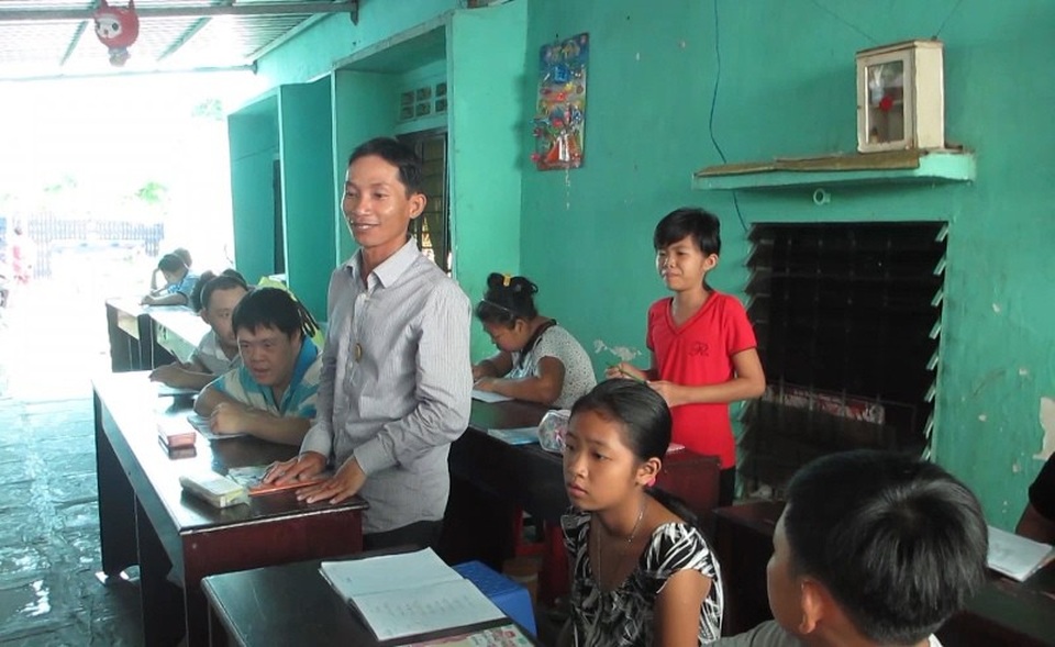 Cô giáo gần 20 năm dạy chữ miễn phí cho trẻ mồ côi, khuyết tật - 2 Học trò của cô Nga là những em thiểu năng, bệnh tật và đủ mọi lứa tuổi