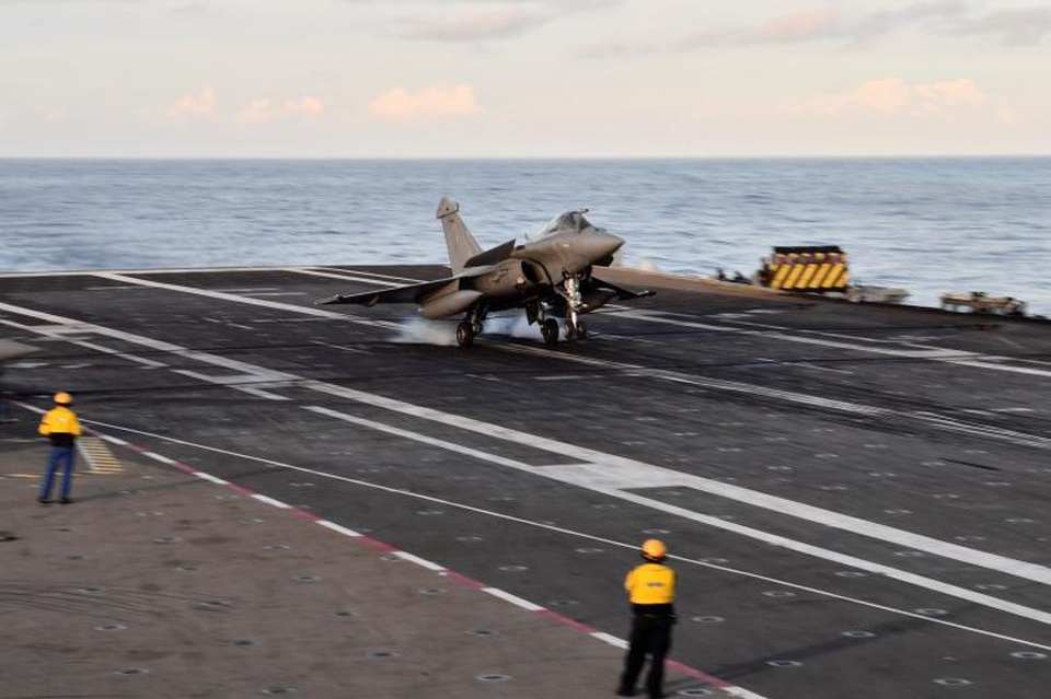 Uy lực tàu sân bay hạt nhân duy nhất của châu Âu - 10 Máy bay chiến đấu Rafale hạ cánh trên boong tàu sân bay.