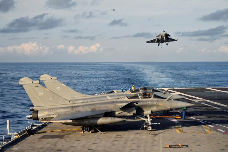 Uy lực tàu sân bay hạt nhân duy nhất của châu Âu - 2 Theo nguồn tin quân sự, tàu sân bay chở 1.700 quân nhân với trọng tải bằng 4 tháp Eiffel cộng lại, dường như sẽ được triển khai ở Ấn Độ Dương vào tháng 2/2019.