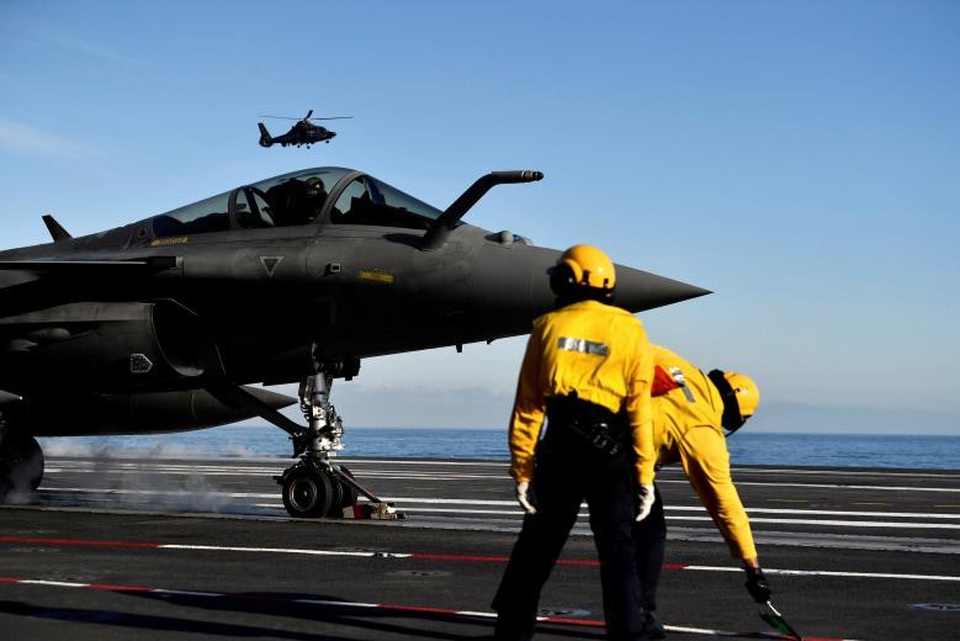 Uy lực tàu sân bay hạt nhân duy nhất của châu Âu - 6 Tàu Charles de Gaulle được đánh giá là niềm kiêu hãnh của quân đội Pháp vì sở hữu những tính năng tiên tiến không thua kém là mấy so với các tàu sân bay hạt nhân lớp Nimitz của Mỹ. Trong ảnh: Các kỹ thuật viên làm việc trên boong tàu.