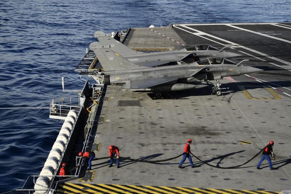 Uy lực tàu sân bay hạt nhân duy nhất của châu Âu - 5 Trên thế giới, Mỹ vẫn được coi là cường quốc số 1, bỏ xa các nước còn lại về đội tàu sân bay. Tính tới thời điểm hiện tại, không có nhiều quốc gia đóng được tàu sân bay hạt nhân và Pháp nằm trong số đó. Charles de Gaulle được trang bị 2 lò phản ứng hạt nhân K15 công suất 30MW cung cấp năng lượng cho con tàu hoạt động liên tục 20-25 năm.