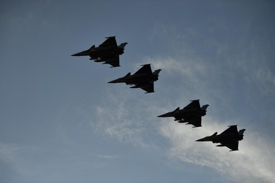 Uy lực tàu sân bay hạt nhân duy nhất của châu Âu - 7 Theo phía quân đội Pháp, sau khi quá trình nâng cấp hoàn tất, tàu Charles de Gaulle có thể đảm bảo hoạt động tốt tới năm 2038. Trong ảnh: Máy bay chiến đấu Rafale bay lượn trên tàu.