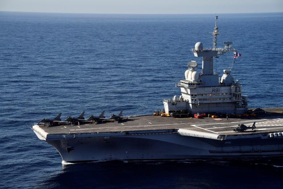 Uy lực tàu sân bay hạt nhân duy nhất của châu Âu - 9 Hàng loạt các tính năng trên tàu đã được nâng cấp như phần khung gầm, hệ thống radar, hệ thống điều khiển với công nghệ số hóa, khu vực nhà chứa máy bay, bảo dưỡng máy bay cũng như hệ thống tự động và hệ thống tự cân bằng. Cùng với đó, hai lò phản ứng hạt nhân cũng được bảo dưỡng và thay thế nhiên liệu.