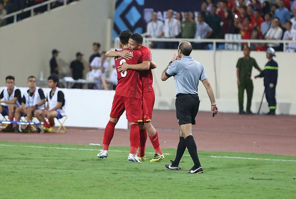 Việt Nam 2-0 Malaysia: Công Phượng, Anh Đức chói sáng - 5
Anh Đức ăn mừng bàn thắng nâng tỷ số lên 2-0