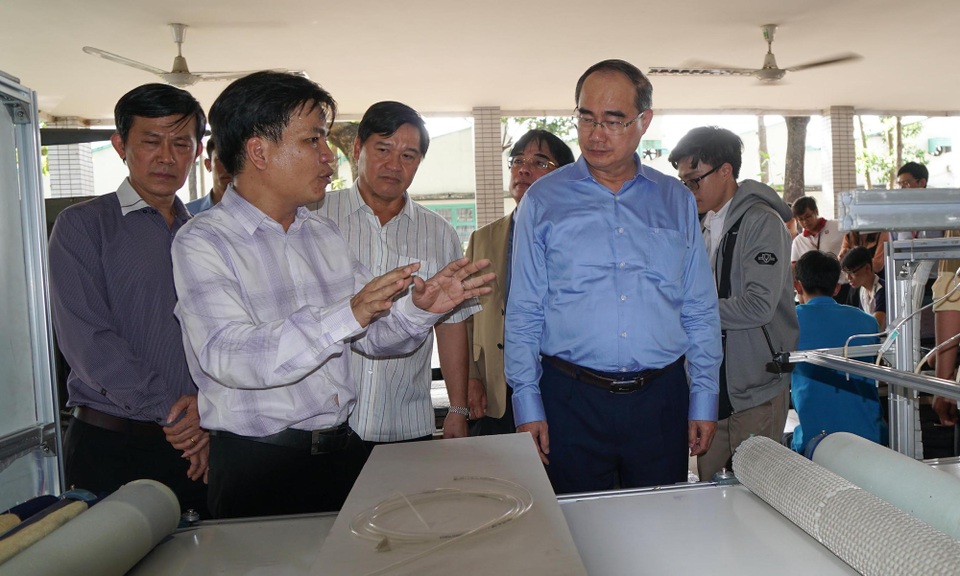 TPHCM sẽ hỗ trợ các trường ĐH đổi mới sáng tạo và nghiên cứu - 2
Giảng viên của trường chia sẻ những kết quả nghiên cứu của thầy và trò với Bí thư Thành uỷ TPHCM. (Ảnh: H.T)