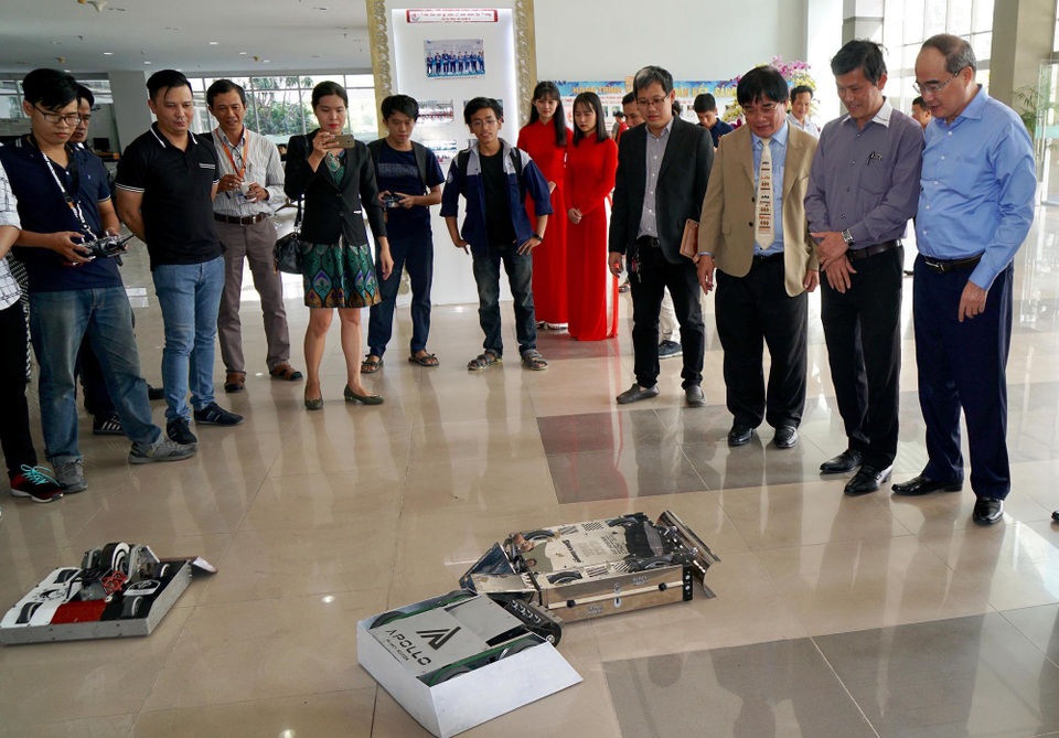 TPHCM sẽ hỗ trợ các trường ĐH đổi mới sáng tạo và nghiên cứu - 1
Bí thư Thành uỷ TPHCM Nguyễn Thiện Nhân thăm các sản phẩm khoa học công nghệ của trường ĐH Sư phạm kỹ thuật TPHCM. (Ảnh: H.T)