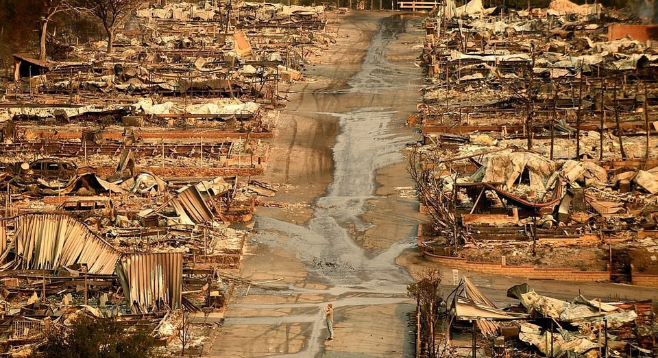 Số người mất tích trong vụ cháy rừng thảm khốc ở California tăng vọt - 2 Các công trình gần như bị thiêu rụi hoàn toàn (Ảnh: LA Times)