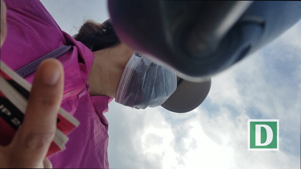 Cảnh phe vé mời khách mua vé trận Việt Nam - Malaysia trong sáng 16/11.