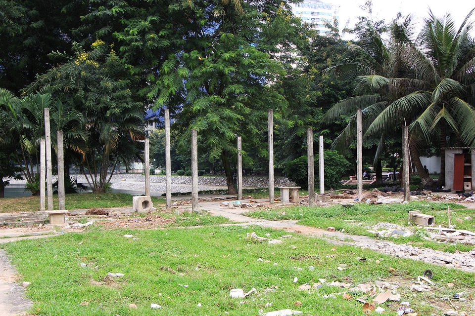 Công viên lọt top "đẹp nhất Hà Nội" ngập ngụa rác thải - 12
Cảnh ngổn ngang, đổ nát, nhếch nhác như một công trình xây dựng...