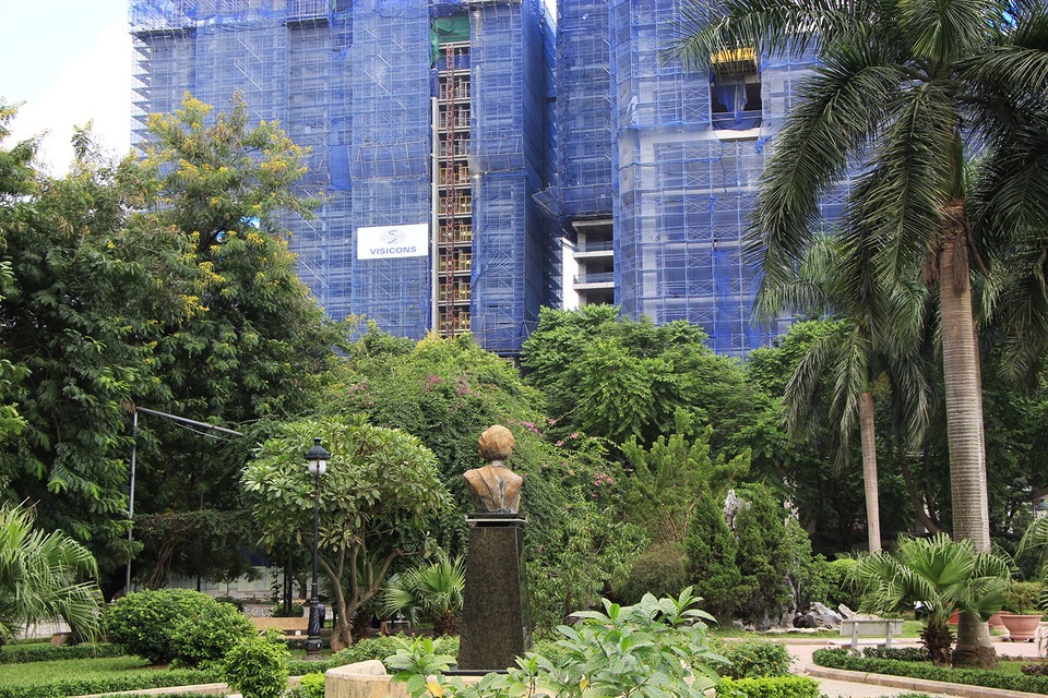 Công viên lọt top "đẹp nhất Hà Nội" ngập ngụa rác thải - 2
Công viên rất rộng và đẹp, có đường đi quanh hồ được kè đá cẩn thận. Nước hồ đã được cải tạo trong xanh và sạch sẽ, có đài phun nước hoành tráng ở chính giữa hồ. Công viên là nơi tập thể dục, dạo chơi ngắm cảnh lý tưởng cho người dân. Tượng Indira Gandhi hướng trông ra cổng chính đường Láng Hạ.