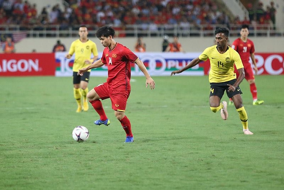 Việt Nam 2-0 Malaysia: Công Phượng, Anh Đức chói sáng - 13
Những phút đầu tiên của trận đấu diễn ra đầy quyết liệt