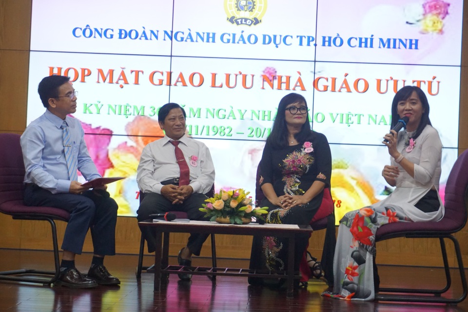 Cô giáo bật khóc nhắc kỷ niệm “phụ huynh chưa kịp tặng phong bì” - 1
Các nhà giáo giao lưu trong buổi họp mặt Nhà giáo Ưu tú TPHCM.