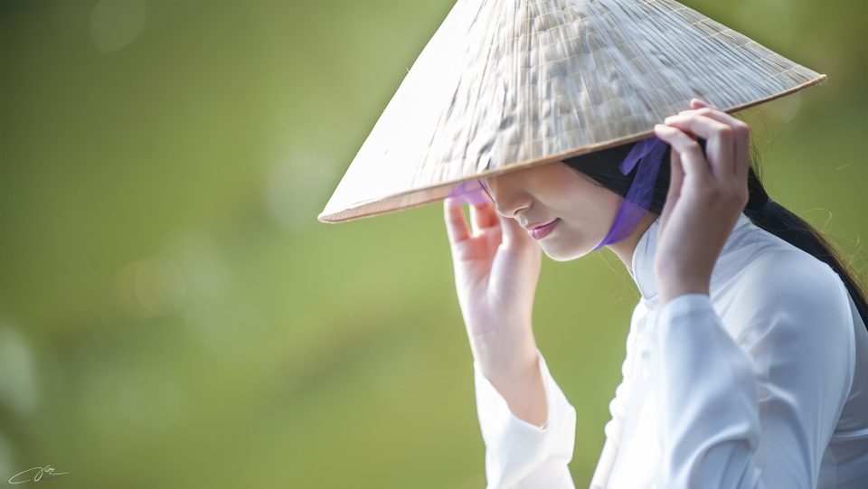 Mê mẩn trước vẻ đẹp của Huế qua góc ảnh của nghệ sĩ trẻ - 12 Vành nón lá che nghiêng và tà áo dài trắng tinh khôi