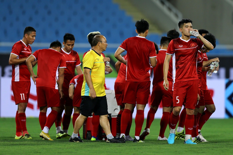 Việt Nam 2-0 Malaysia: Công Phượng, Anh Đức chói sáng - 25
HLV Park Hang Seo đã sẵn sàng cho trận thắng trước Malaysia - Ảnh: Gia Hưng