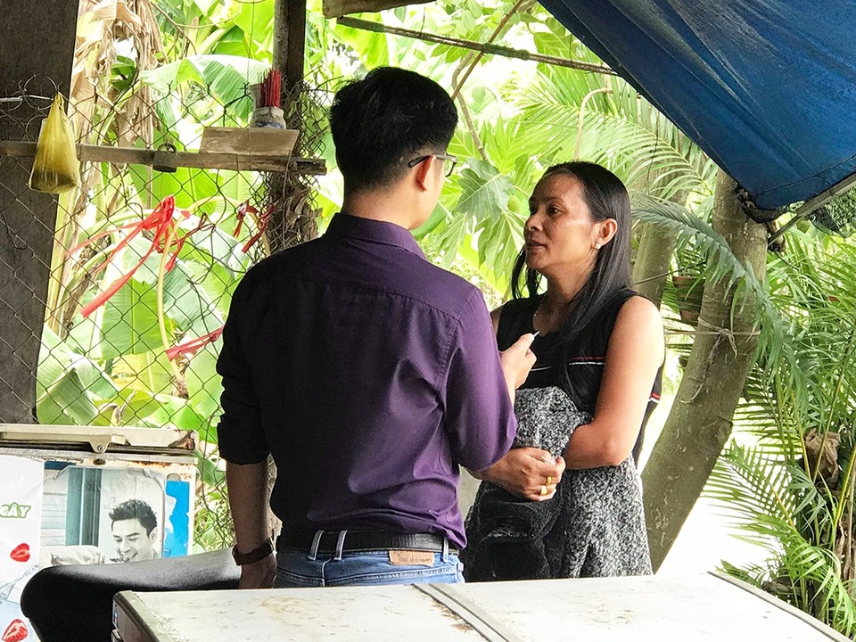 Chị Phượng (người quay clip tố cáo Hoàng) kể lại sự việc với PV.