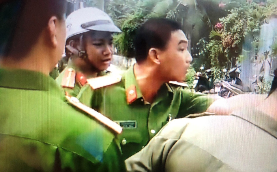 Thiếu tá công an đe dân “thích thì chọn thời gian địa điểm” - 1
Thiếu tá công an phường Tân Phú, quận 9, TPHCM đòi cởi đồ, chọn thời gian, địa điểm với dân.
