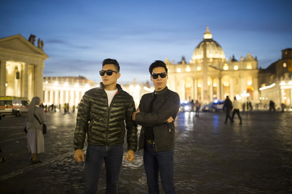 Quốc Cơ – Quốc Nghiệp thăm thú thành Rome trước khi lập kỷ lục thế giới - 14 Cả hai cùng nguyện cầu may mắn đến với mình trước khi bước vào thể hiện phần thi xác lập kỷ lục thế giới mới.