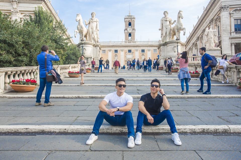 Quốc Cơ – Quốc Nghiệp thăm thú thành Rome trước khi lập kỷ lục thế giới - 7 Quốc Cơ - Quốc Nghiệp còn đến tham quan những bậc thang Tây Ban Nha, một trong 6 điểm tham quan không thể bỏ qua khi đến Rome.
