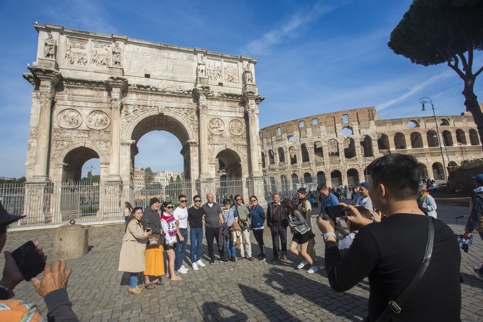 Quốc Cơ – Quốc Nghiệp thăm thú thành Rome trước khi lập kỷ lục thế giới - 4 Cả hai được nhiều khách quốc tế nhận ra và xin chụp ảnh cùng trước điểm tham quan.