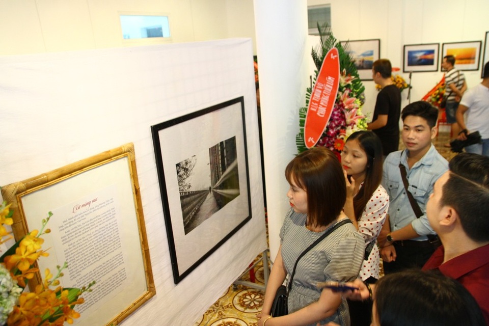 Mê mẩn trước vẻ đẹp của Huế qua góc ảnh của nghệ sĩ trẻ - 3 Đông đảo người dân, giới nhiếp ảnh và nghệ thuật đến xem triển lãm Xứ mộng mơ