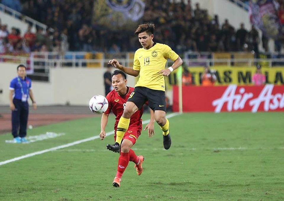 Việt Nam 2-0 Malaysia: Công Phượng, Anh Đức chói sáng - 10
Malaysia đang chơi đầy quyết tâm trên sân Mỹ Đình