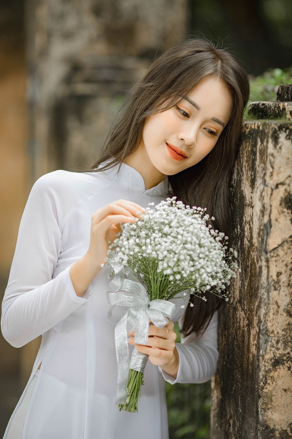 Á khôi Sinh viên Việt Nam 2016 duyên dáng trong bộ ảnh chia tay mái trường - 8 Đối với Mai Phương, ngày 20/11 là một ngày rất ý nghĩa, đặc biệt là với những thầy cô Phương đã học mà lâu rồi chưa có cơ hội gặp lại. Có những kỷ niệm với thầy cô mà nếu không có những người ấy Phương kể sẽ không thể được như bây giờ.