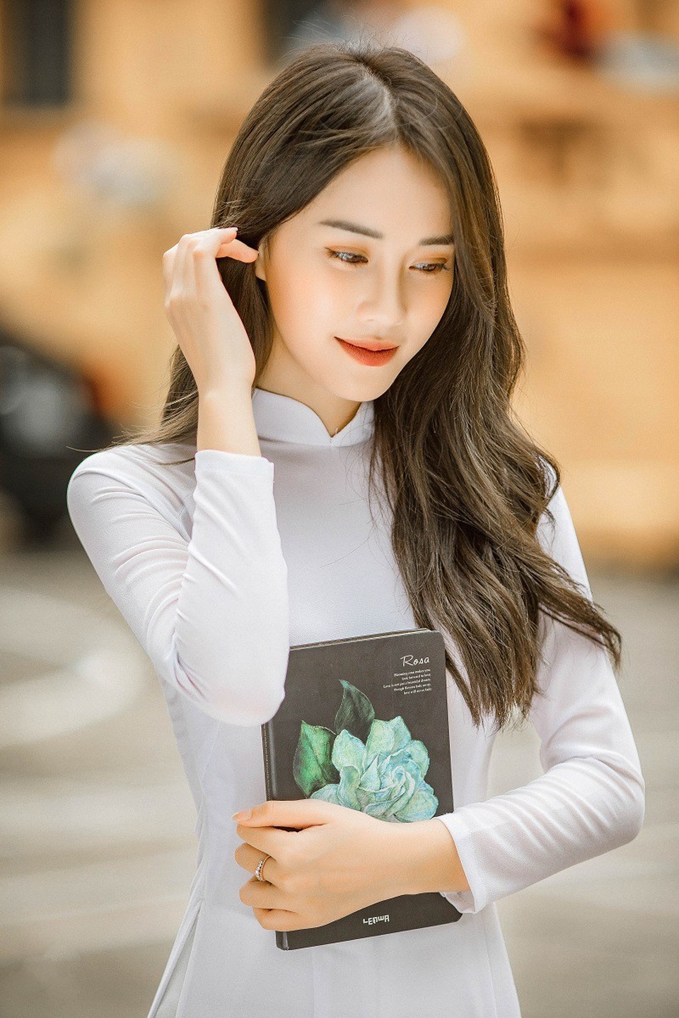 Á khôi Sinh viên Việt Nam 2016 duyên dáng trong bộ ảnh chia tay mái trường - 4 Trước khi tốt nghiệp đại học, Mai Phương đã thực hiện bộ ảnh áo dài trắng để kỷ niệm 4 năm gắn bó.