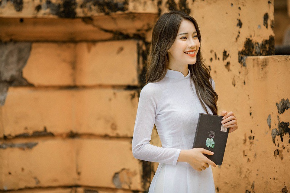 Á khôi Sinh viên Việt Nam 2016 duyên dáng trong bộ ảnh chia tay mái trường - 3 Sau 2 năm giành giải, Mai Phương giờ đây đã là sinh viên năm cuối của trường. Nhờ những danh hiệu nhan sắc đã mang lại cho Phương nhiều thuận lợi trong công việc và trải nghiệm bản thân.
